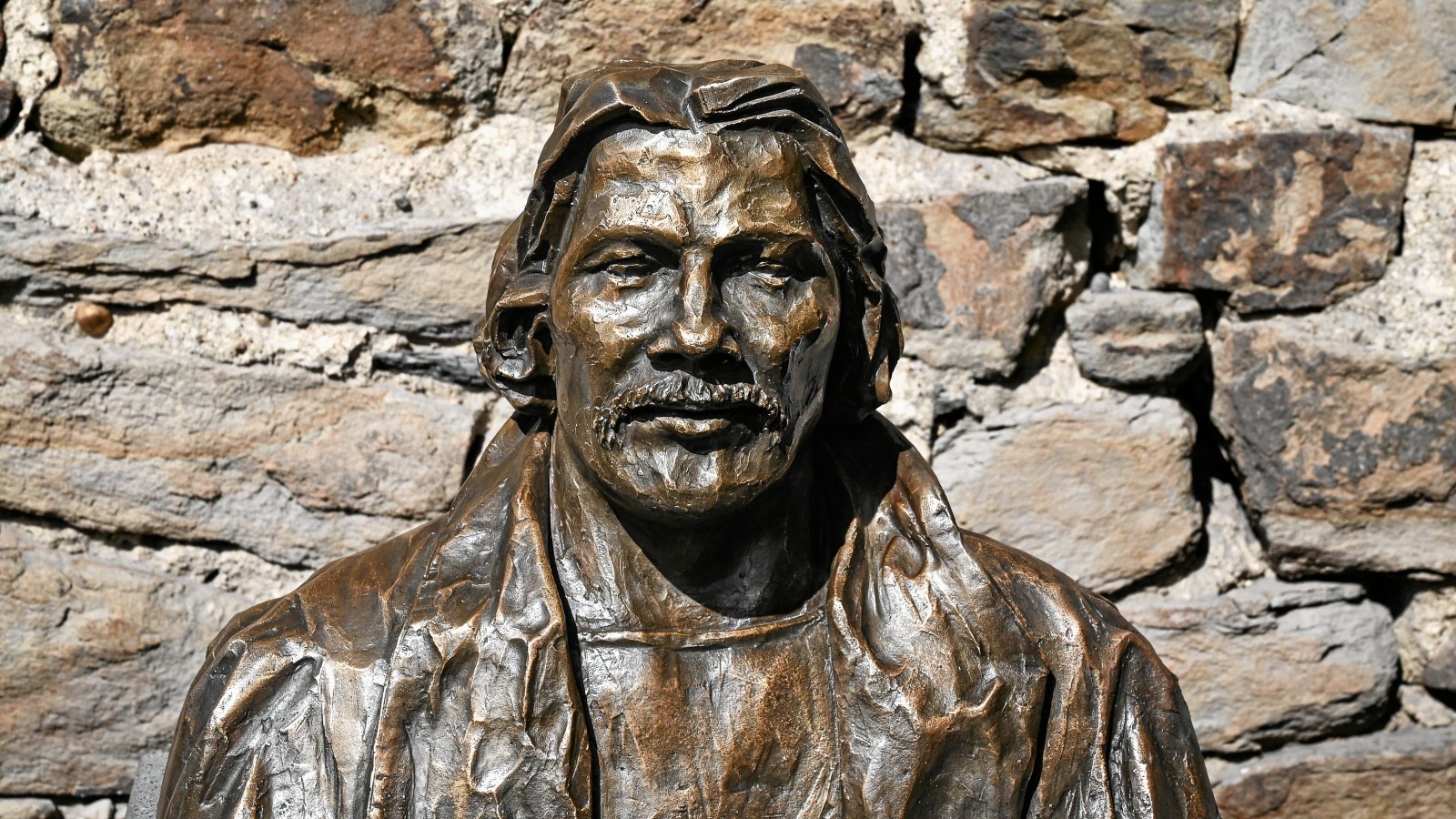 SchimanskiFans kritisieren neue SchimmiBüste in Ruhrort