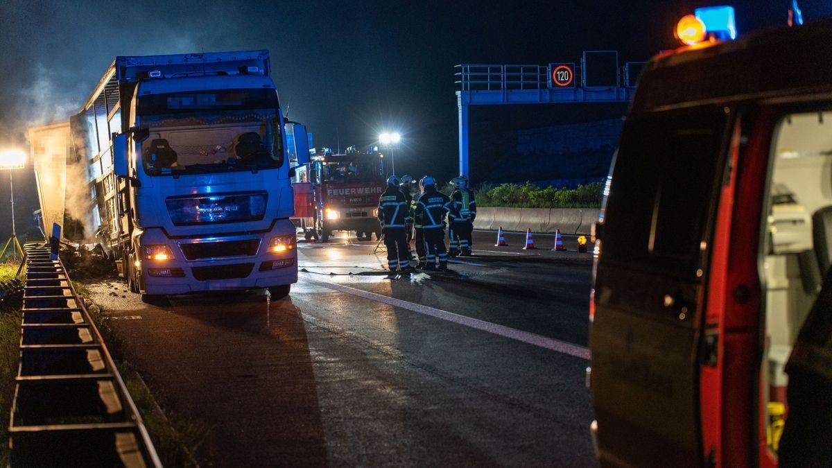 Bei Eintreffen der Feuerwehr stand der Aufleger bereits voll in Flammen.