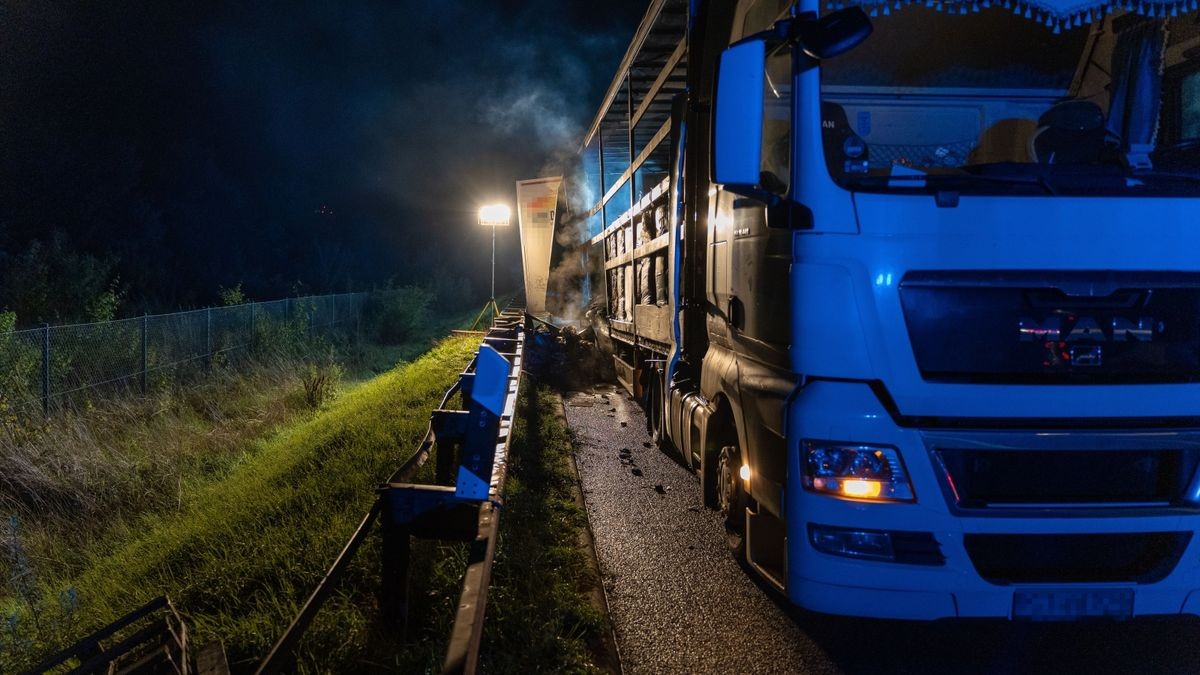 Am späten Donnerstagabend geriet auf der A4 in Richtung Dresden zwischen Jena Zentrum und Stadtroda ein Lastwagen in Brand.