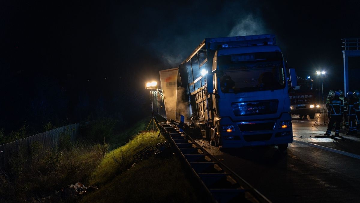 Am späten Donnerstagabend geriet auf der A4 in Richtung Dresden zwischen Jena Zentrum und Stadtroda ein Lastwagen in Brand.