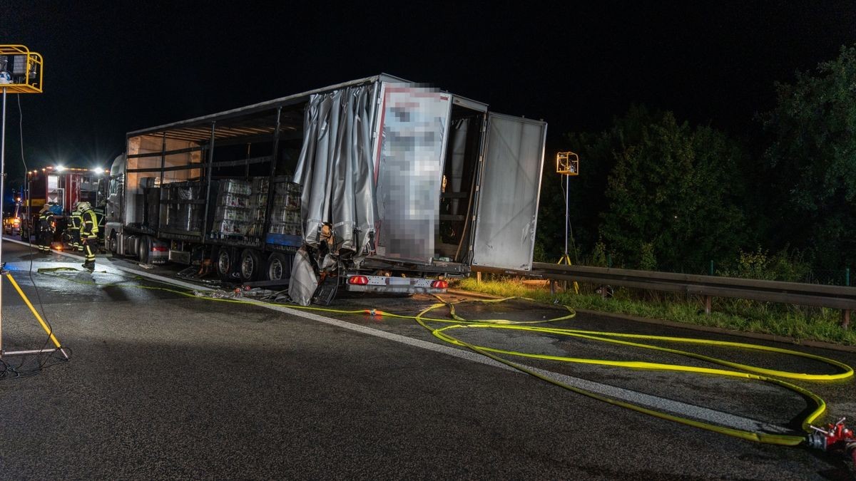 Am späten Donnerstagabend geriet auf der A4 in Richtung Dresden zwischen Jena Zentrum und Stadtroda ein Lastwagen in Brand. 