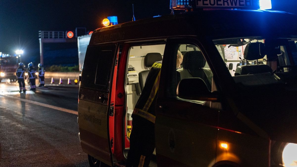 Am späten Donnerstagabend geriet auf der A4 in Richtung Dresden zwischen Jena Zentrum und Stadtroda ein Lastwagen in Brand.