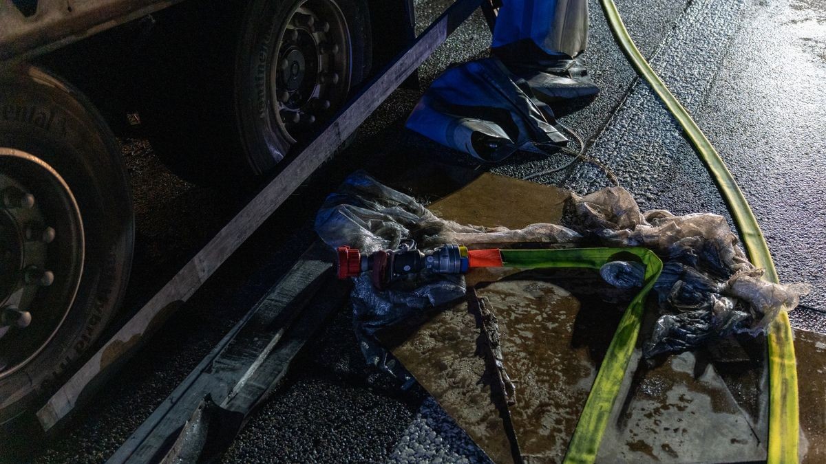 Am späten Donnerstagabend geriet auf der A4 in Richtung Dresden zwischen Jena Zentrum und Stadtroda ein Lastwagen in Brand.