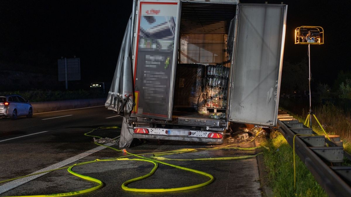  Beladen war das Fahrzeug hauptsächlich mit Getränkeflaschen.