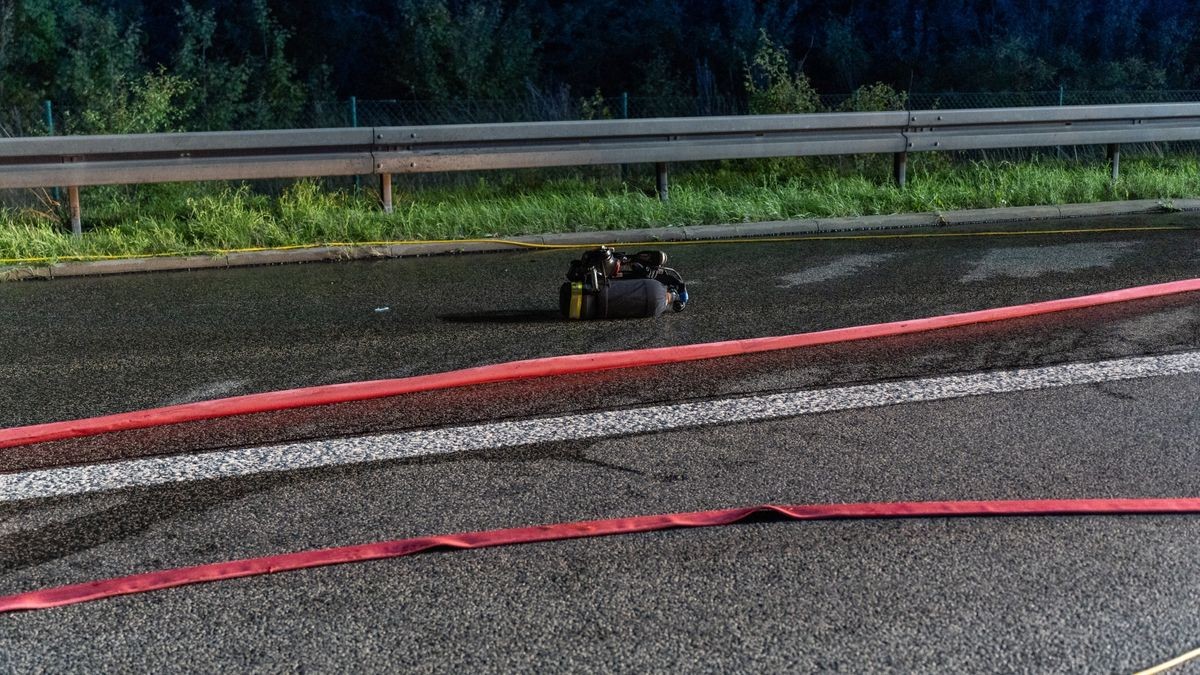 Während der Löscharbeiten war die A4 kurzzeitig voll gesperrt.