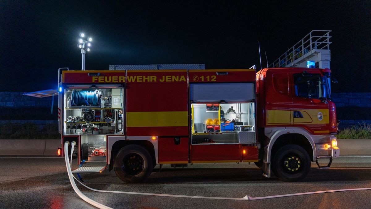 Am späten Donnerstagabend geriet auf der A4 in Richtung Dresden zwischen Jena Zentrum und Stadtroda ein Lastwagen in Brand.