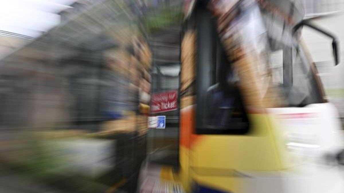 Eine Straßenbahn fährt durch die Innenstadt Erfurts. (Archivbild)