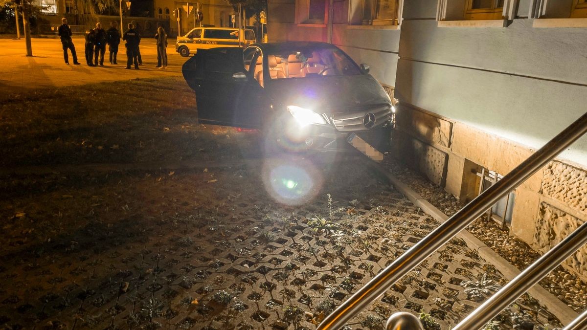 In einer Kurve zur Pförtchenstraße verlor der Fahrer die Kontrolle über den Wagen.