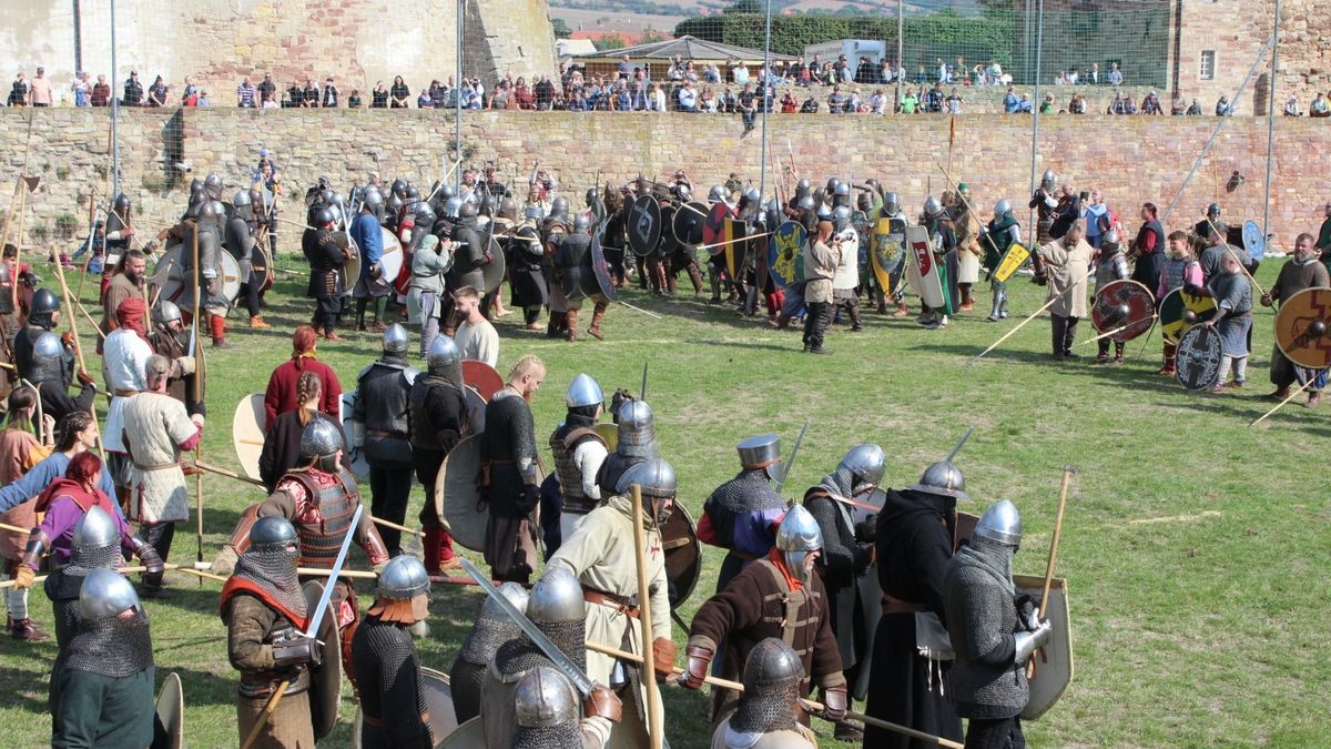 Zum 15. Mal lud Veranstalter Skjaldar Arwedson alias Uwe Schirm zum Mittelaltermarkt auf die Wasserburg in Heldrungen (Kyffhäuserkreis) ein. Über 500 Darsteller und viele dutzende Händler verwandelten die Burganlage zu einem historischen Spektakel. Die weißen Zelte, in denen campiert wurde, säumten die Burganlage. Musik unter anderem von der Gruppe Unvermeydbar schallte über den Schlosshof und begeisterte die vielen Zuschauer am Samstag, während sich der Sportplatz zu einem Schlachtfeld verwandelte, wo - unter Einhaltung der vereinbarten Spielregeln - fair gekämpft wurde.