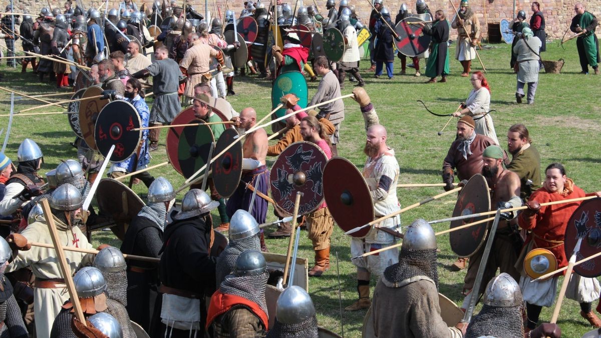 Zum 15. Mal lud Veranstalter Skjaldar Arwedson alias Uwe Schirm zum Mittelaltermarkt auf die Wasserburg in Heldrungen (Kyffhäuserkreis) ein. Über 500 Darsteller und viele dutzende Händler verwandelten die Burganlage zu einem historischen Spektakel. Die weißen Zelte, in denen campiert wurde, säumten die Burganlage. Musik unter anderem von der Gruppe Unvermeydbar schallte über den Schlosshof und begeisterte die vielen Zuschauer am Samstag, während sich der Sportplatz zu einem Schlachtfeld verwandelte, wo - unter Einhaltung der vereinbarten Spielregeln - fair gekämpft wurde.