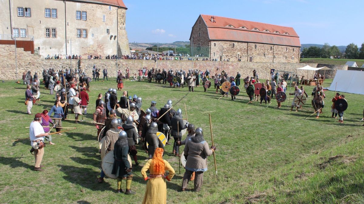 Zum 15. Mal lud Veranstalter Skjaldar Arwedson alias Uwe Schirm zum Mittelaltermarkt auf die Wasserburg in Heldrungen (Kyffhäuserkreis) ein. Über 500 Darsteller und viele dutzende Händler verwandelten die Burganlage zu einem historischen Spektakel. Die weißen Zelte, in denen campiert wurde, säumten die Burganlage. Musik unter anderem von der Gruppe Unvermeydbar schallte über den Schlosshof und begeisterte die vielen Zuschauer am Samstag, während sich der Sportplatz zu einem Schlachtfeld verwandelte, wo - unter Einhaltung der vereinbarten Spielregeln - fair gekämpft wurde.