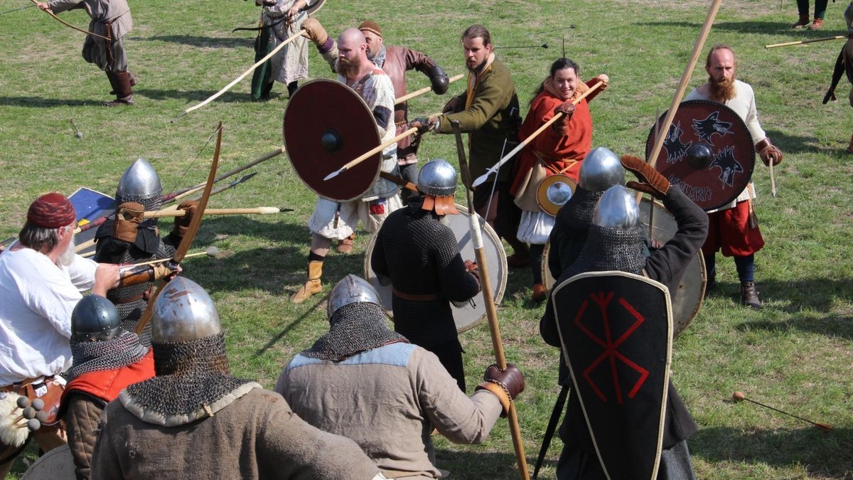 Zum 15. Mal lud Veranstalter Skjaldar Arwedson alias Uwe Schirm zum Mittelaltermarkt auf die Wasserburg in Heldrungen (Kyffhäuserkreis) ein. Über 500 Darsteller und viele dutzende Händler verwandelten die Burganlage zu einem historischen Spektakel. Die weißen Zelte, in denen campiert wurde, säumten die Burganlage. Musik unter anderem von der Gruppe Unvermeydbar schallte über den Schlosshof und begeisterte die vielen Zuschauer am Samstag, während sich der Sportplatz zu einem Schlachtfeld verwandelte, wo - unter Einhaltung der vereinbarten Spielregeln - fair gekämpft wurde.