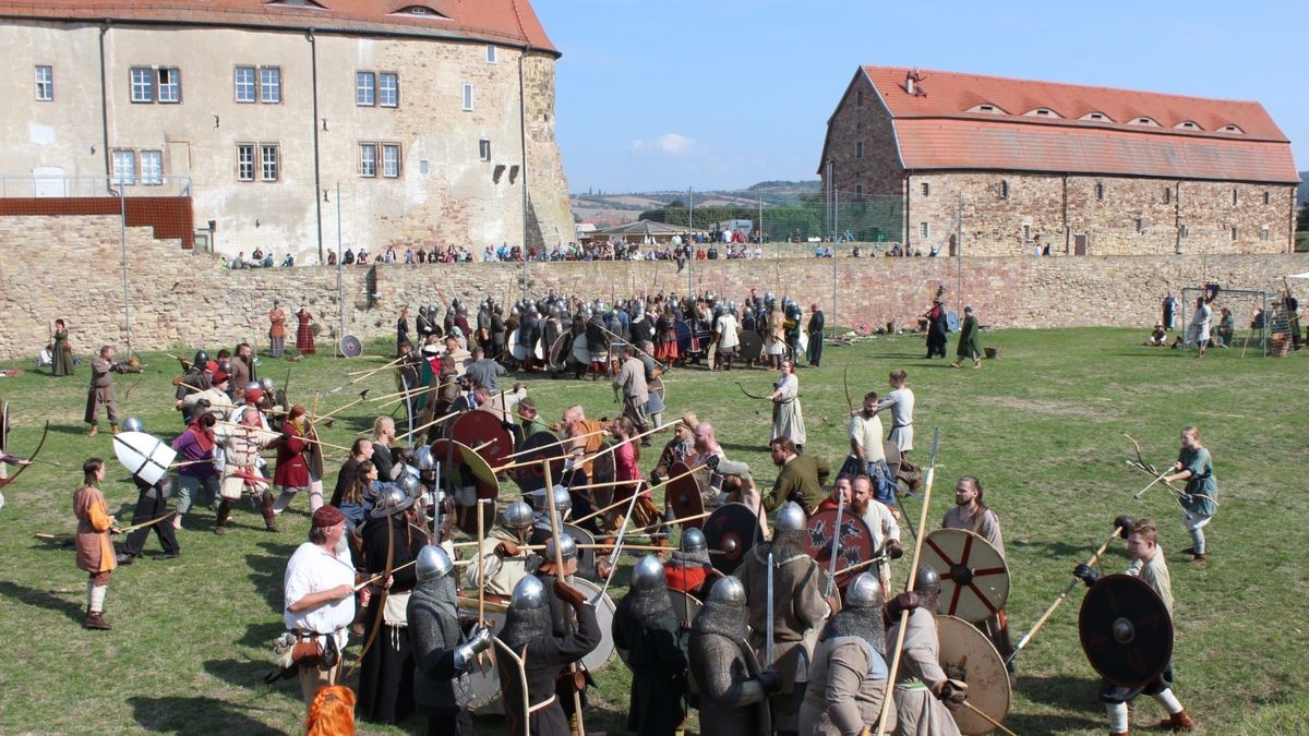 Zum 15. Mal lud Veranstalter Skjaldar Arwedson alias Uwe Schirm zum Mittelaltermarkt auf die Wasserburg in Heldrungen (Kyffhäuserkreis) ein. Über 500 Darsteller und viele dutzende Händler verwandelten die Burganlage zu einem historischen Spektakel. Die weißen Zelte, in denen campiert wurde, säumten die Burganlage. Musik unter anderem von der Gruppe Unvermeydbar schallte über den Schlosshof und begeisterte die vielen Zuschauer am Samstag, während sich der Sportplatz zu einem Schlachtfeld verwandelte, wo - unter Einhaltung der vereinbarten Spielregeln - fair gekämpft wurde.