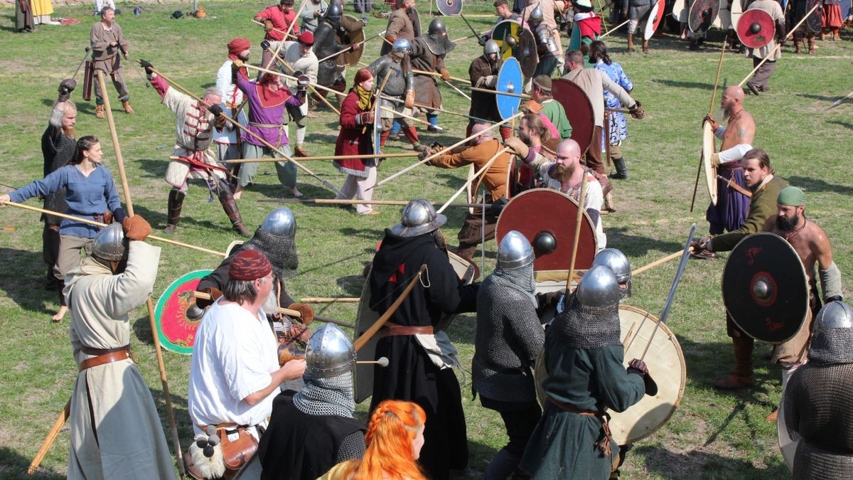 Zum 15. Mal lud Veranstalter Skjaldar Arwedson alias Uwe Schirm zum Mittelaltermarkt auf die Wasserburg in Heldrungen (Kyffhäuserkreis) ein. Über 500 Darsteller und viele dutzende Händler verwandelten die Burganlage zu einem historischen Spektakel. Die weißen Zelte, in denen campiert wurde, säumten die Burganlage. Musik unter anderem von der Gruppe Unvermeydbar schallte über den Schlosshof und begeisterte die vielen Zuschauer am Samstag, während sich der Sportplatz zu einem Schlachtfeld verwandelte, wo - unter Einhaltung der vereinbarten Spielregeln - fair gekämpft wurde.