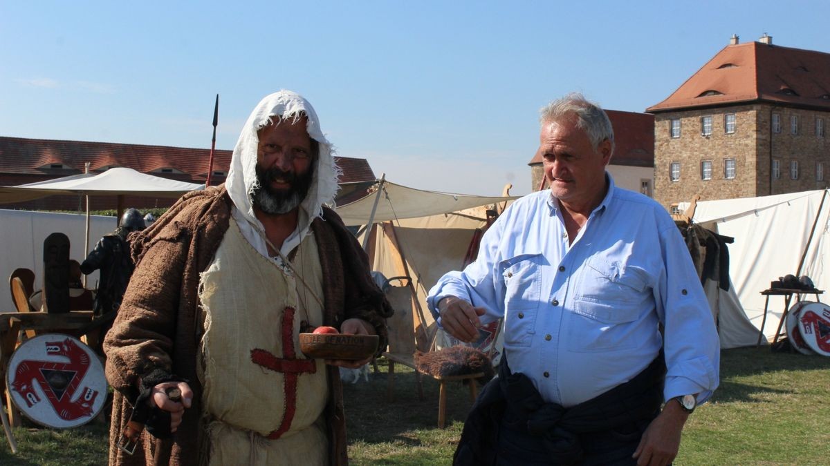 Zum 15. Mal lud Veranstalter Skjaldar Arwedson alias Uwe Schirm zum Mittelaltermarkt auf die Wasserburg in Heldrungen (Kyffhäuserkreis) ein. Über 500 Darsteller und viele dutzende Händler verwandelten die Burganlage zu einem historischen Spektakel. Die weißen Zelte, in denen campiert wurde, säumten die Burganlage. Musik unter anderem von der Gruppe Unvermeydbar schallte über den Schlosshof und begeisterte die vielen Zuschauer am Samstag, während sich der Sportplatz zu einem Schlachtfeld verwandelte, wo - unter Einhaltung der vereinbarten Spielregeln - fair gekämpft wurde.