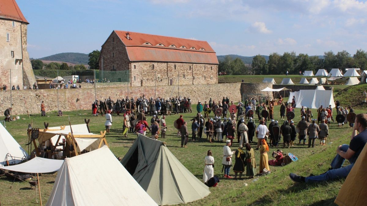 Zum 15. Mal lud Veranstalter Skjaldar Arwedson alias Uwe Schirm zum Mittelaltermarkt auf die Wasserburg in Heldrungen (Kyffhäuserkreis) ein. Über 500 Darsteller und viele dutzende Händler verwandelten die Burganlage zu einem historischen Spektakel. Die weißen Zelte, in denen campiert wurde, säumten die Burganlage. Musik unter anderem von der Gruppe Unvermeydbar schallte über den Schlosshof und begeisterte die vielen Zuschauer am Samstag, während sich der Sportplatz zu einem Schlachtfeld verwandelte, wo - unter Einhaltung der vereinbarten Spielregeln - fair gekämpft wurde.