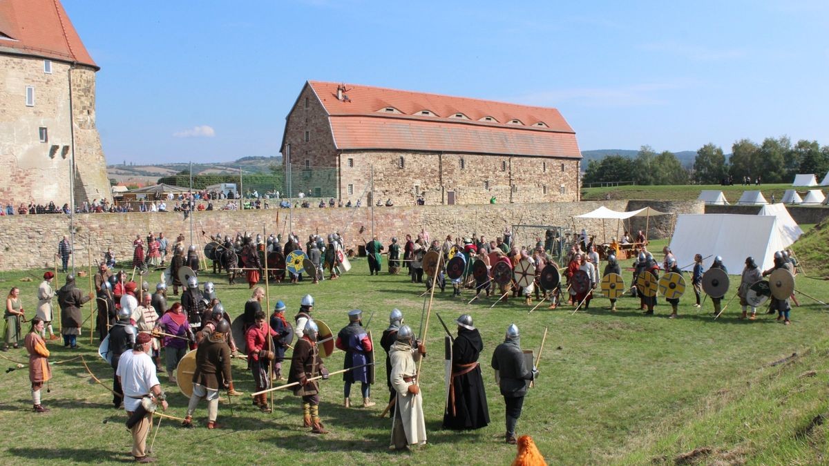 Zum 15. Mal lud Veranstalter Skjaldar Arwedson alias Uwe Schirm zum Mittelaltermarkt auf die Wasserburg in Heldrungen (Kyffhäuserkreis) ein. Über 500 Darsteller und viele dutzende Händler verwandelten die Burganlage zu einem historischen Spektakel. Die weißen Zelte, in denen campiert wurde, säumten die Burganlage. Musik unter anderem von der Gruppe Unvermeydbar schallte über den Schlosshof und begeisterte die vielen Zuschauer am Samstag, während sich der Sportplatz zu einem Schlachtfeld verwandelte, wo - unter Einhaltung der vereinbarten Spielregeln - fair gekämpft wurde.