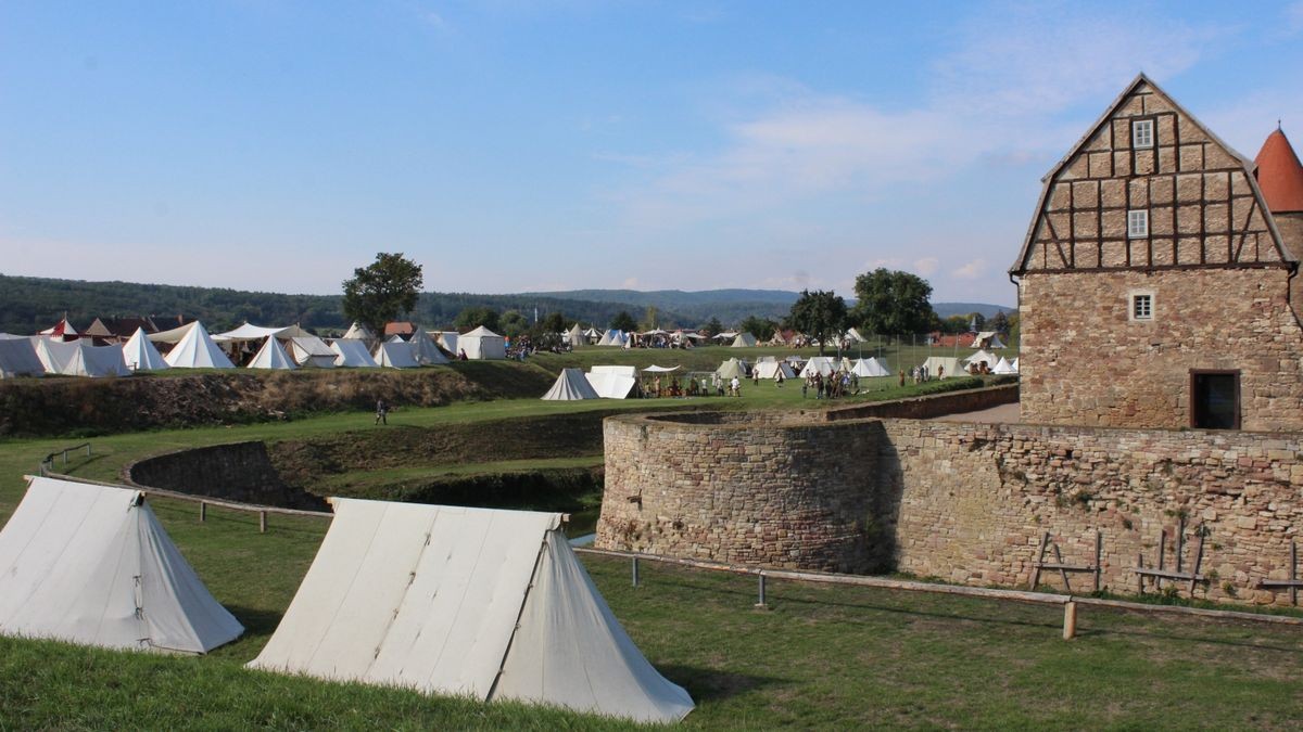 Zum 15. Mal lud Veranstalter Skjaldar Arwedson alias Uwe Schirm zum Mittelaltermarkt auf die Wasserburg in Heldrungen (Kyffhäuserkreis) ein. Über 500 Darsteller und viele dutzende Händler verwandelten die Burganlage zu einem historischen Spektakel. Die weißen Zelte, in denen campiert wurde, säumten die Burganlage. Musik unter anderem von der Gruppe Unvermeydbar schallte über den Schlosshof und begeisterte die vielen Zuschauer am Samstag, während sich der Sportplatz zu einem Schlachtfeld verwandelte, wo - unter Einhaltung der vereinbarten Spielregeln - fair gekämpft wurde.