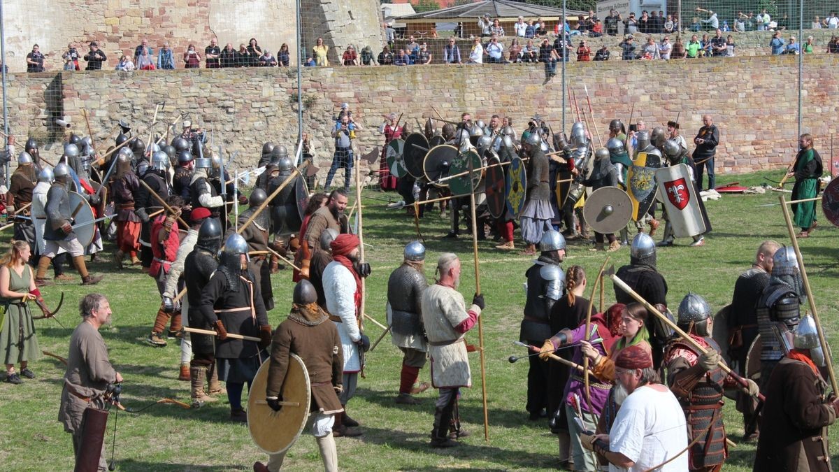 Zum 15. Mal lud Veranstalter Skjaldar Arwedson alias Uwe Schirm zum Mittelaltermarkt auf die Wasserburg in Heldrungen (Kyffhäuserkreis) ein. Über 500 Darsteller und viele dutzende Händler verwandelten die Burganlage zu einem historischen Spektakel. Die weißen Zelte, in denen campiert wurde, säumten die Burganlage. Musik unter anderem von der Gruppe Unvermeydbar schallte über den Schlosshof und begeisterte die vielen Zuschauer am Samstag, während sich der Sportplatz zu einem Schlachtfeld verwandelte, wo - unter Einhaltung der vereinbarten Spielregeln - fair gekämpft wurde.