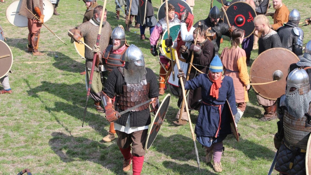 Zum 15. Mal lud Veranstalter Skjaldar Arwedson alias Uwe Schirm zum Mittelaltermarkt auf die Wasserburg in Heldrungen (Kyffhäuserkreis) ein. Über 500 Darsteller und viele dutzende Händler verwandelten die Burganlage zu einem historischen Spektakel. Die weißen Zelte, in denen campiert wurde, säumten die Burganlage. Musik unter anderem von der Gruppe Unvermeydbar schallte über den Schlosshof und begeisterte die vielen Zuschauer am Samstag, während sich der Sportplatz zu einem Schlachtfeld verwandelte, wo - unter Einhaltung der vereinbarten Spielregeln - fair gekämpft wurde.