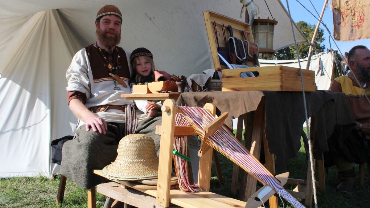 Zum 15. Mal lud Veranstalter Skjaldar Arwedson alias Uwe Schirm zum Mittelaltermarkt auf die Wasserburg in Heldrungen (Kyffhäuserkreis) ein. Über 500 Darsteller und viele dutzende Händler verwandelten die Burganlage zu einem historischen Spektakel. Die weißen Zelte, in denen campiert wurde, säumten die Burganlage. Musik unter anderem von der Gruppe Unvermeydbar schallte über den Schlosshof und begeisterte die vielen Zuschauer am Samstag, während sich der Sportplatz zu einem Schlachtfeld verwandelte, wo - unter Einhaltung der vereinbarten Spielregeln - fair gekämpft wurde.