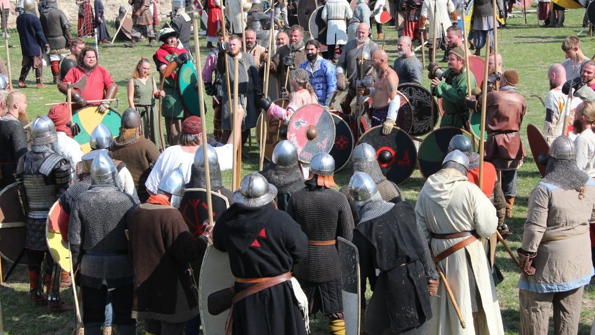 Zum 15. Mal lud Veranstalter Skjaldar Arwedson alias Uwe Schirm zum Mittelaltermarkt auf die Wasserburg in Heldrungen (Kyffhäuserkreis) ein. Über 500 Darsteller und viele dutzende Händler verwandelten die Burganlage zu einem historischen Spektakel. Die weißen Zelte, in denen campiert wurde, säumten die Burganlage. Musik unter anderem von der Gruppe Unvermeydbar schallte über den Schlosshof und begeisterte die vielen Zuschauer am Samstag, während sich der Sportplatz zu einem Schlachtfeld verwandelte, wo - unter Einhaltung der vereinbarten Spielregeln - fair gekämpft wurde.