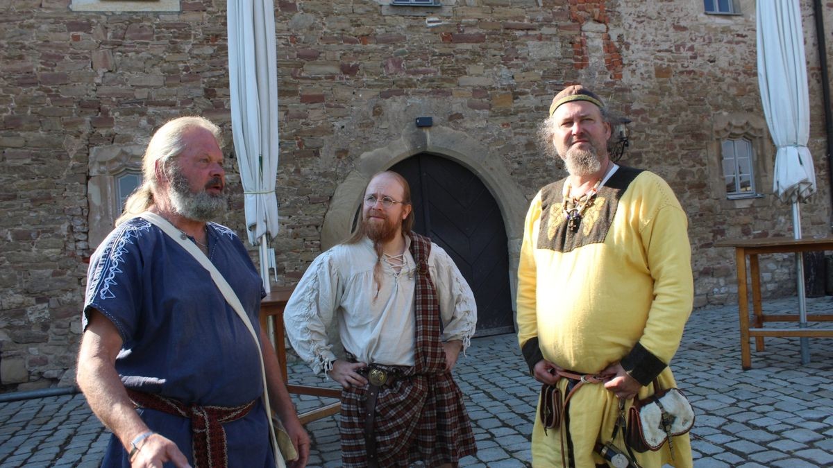 Zum 15. Mal lud Veranstalter Skjaldar Arwedson alias Uwe Schirm zum Mittelaltermarkt auf die Wasserburg in Heldrungen (Kyffhäuserkreis) ein. Über 500 Darsteller und viele dutzende Händler verwandelten die Burganlage zu einem historischen Spektakel. Die weißen Zelte, in denen campiert wurde, säumten die Burganlage. Musik unter anderem von der Gruppe Unvermeydbar schallte über den Schlosshof und begeisterte die vielen Zuschauer am Samstag, während sich der Sportplatz zu einem Schlachtfeld verwandelte, wo - unter Einhaltung der vereinbarten Spielregeln - fair gekämpft wurde.