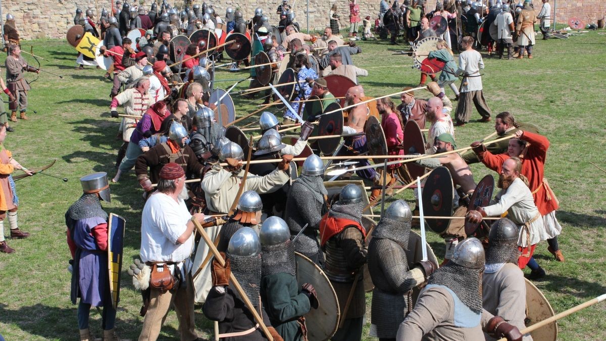 Zum 15. Mal lud Veranstalter Skjaldar Arwedson alias Uwe Schirm zum Mittelaltermarkt auf die Wasserburg in Heldrungen (Kyffhäuserkreis) ein. Über 500 Darsteller und viele dutzende Händler verwandelten die Burganlage zu einem historischen Spektakel. Die weißen Zelte, in denen campiert wurde, säumten die Burganlage. Musik unter anderem von der Gruppe Unvermeydbar schallte über den Schlosshof und begeisterte die vielen Zuschauer am Samstag, während sich der Sportplatz zu einem Schlachtfeld verwandelte, wo - unter Einhaltung der vereinbarten Spielregeln - fair gekämpft wurde.