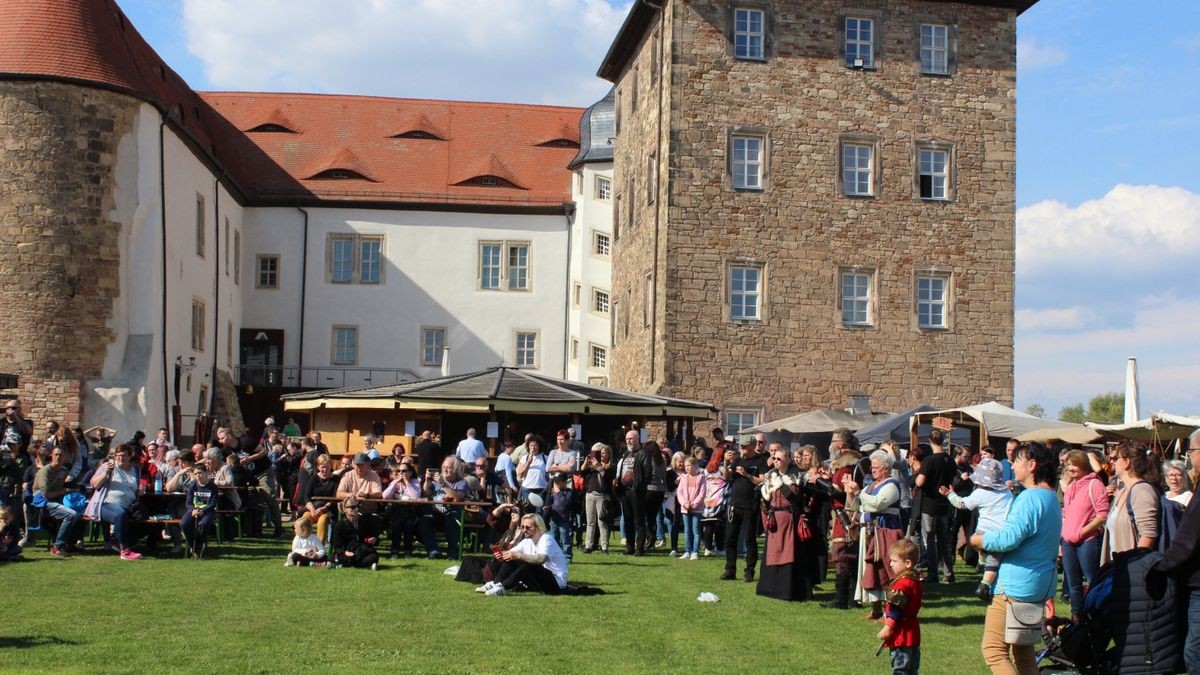 Zum 15. Mal lud Veranstalter Skjaldar Arwedson alias Uwe Schirm zum Mittelaltermarkt auf die Wasserburg in Heldrungen (Kyffhäuserkreis) ein. Über 500 Darsteller und viele dutzende Händler verwandelten die Burganlage zu einem historischen Spektakel. Die weißen Zelte, in denen campiert wurde, säumten die Burganlage. Musik unter anderem von der Gruppe Unvermeydbar schallte über den Schlosshof und begeisterte die vielen Zuschauer am Samstag, während sich der Sportplatz zu einem Schlachtfeld verwandelte, wo - unter Einhaltung der vereinbarten Spielregeln - fair gekämpft wurde.