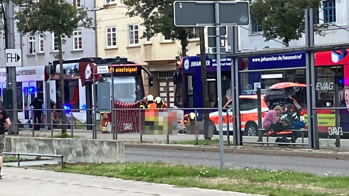 Am Sonntagnachmittag (25.09.2022) ist es in Erfurt am Hanseplatz zu einem Unfall mit einer Straßenbahn gekommen.