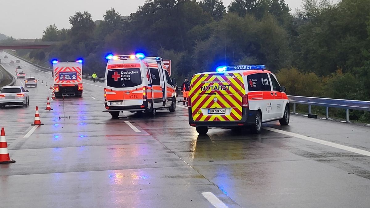 Die geplante Brandsicherheitswache um 17 Uhr in der Schleizer Wisentahalle mit zwei Einsatzkräften bildete den Auftakt des Einsatzabends. Denn kurze Zeit später kam es im Starkregen zu Unfällen auf der A9.