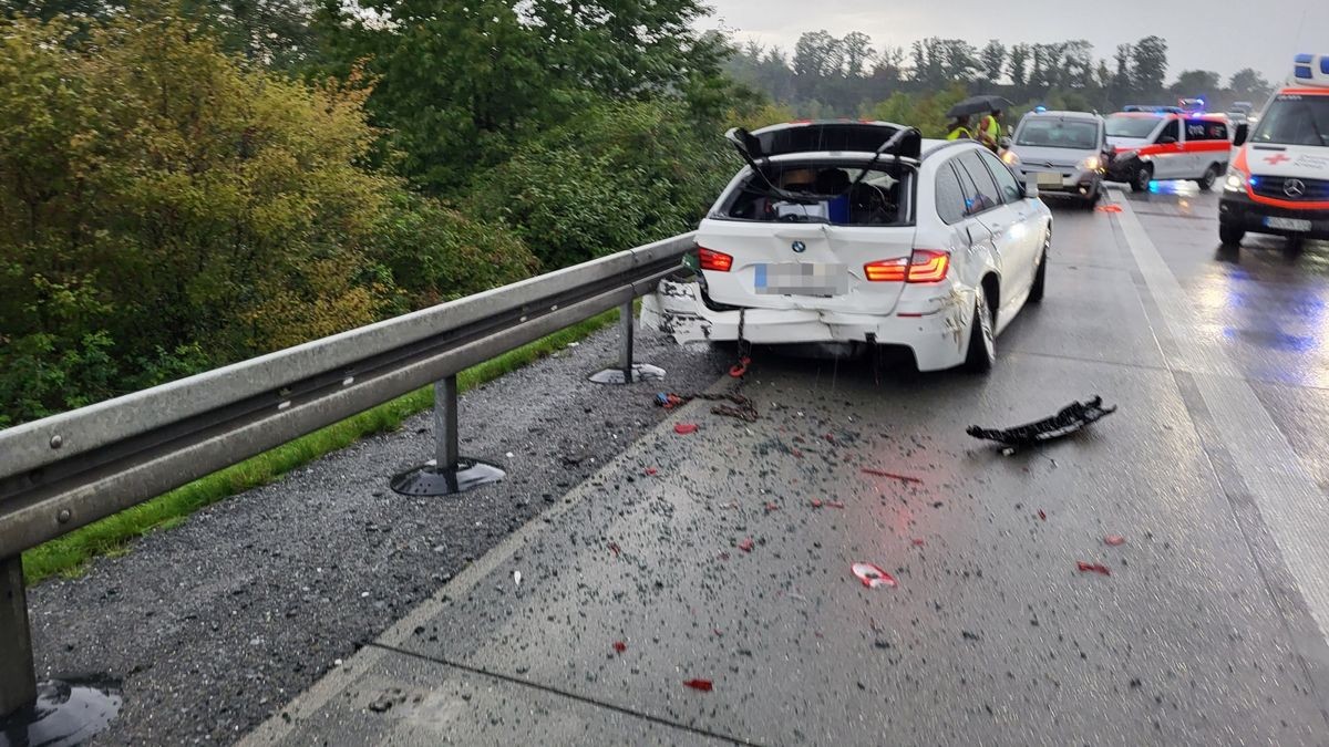 Nur vier Kilometer weiter waren nach einer langgezogenen Linkskurve zwei Pkw und ein Wohnmobil ineinander gekracht. Offenbar war der BMW bei Aquaplaning ins Schleudern geraten und hatte dabei die beiden anderen Fahrzeuge und die rechte Leitplanke stark beschädigt.