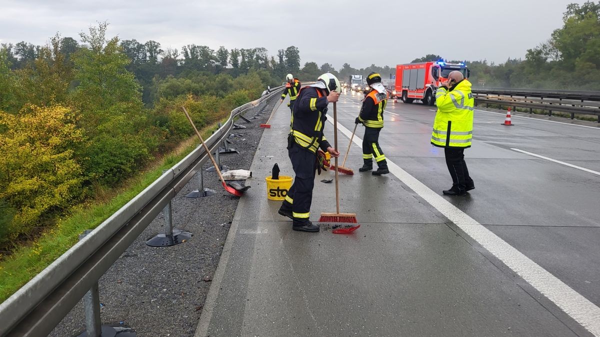 Gegen 17.03 Uhr war auf der A9 zwischen Dittersdorf und Schleiz ein Pkw mit einem Lkw kollidiert. Die Unfallstelle wurde abgesichert.