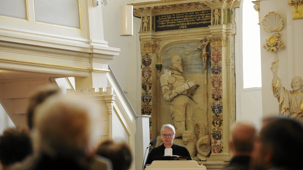 Beim Festgottesdienst am Sonntag in der Kirche Dornheim predigt Superintendentin Elke Rosenthal. Im Hintergrund das restaurierte Epitaph.