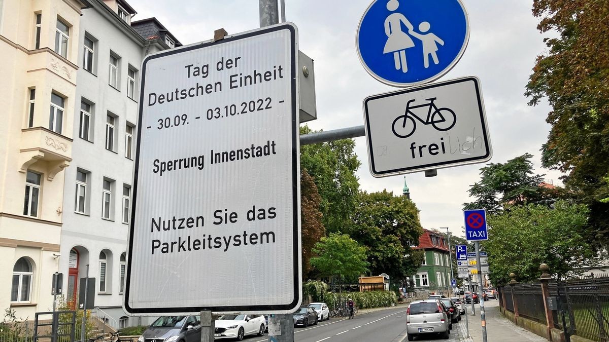 Auf die kommenden Straßensperrungen des Innenstadtbereichs wird derzeit schon mit Schildern hingewiesen - wie hier in der Wallstraße Richtung Altstadt.