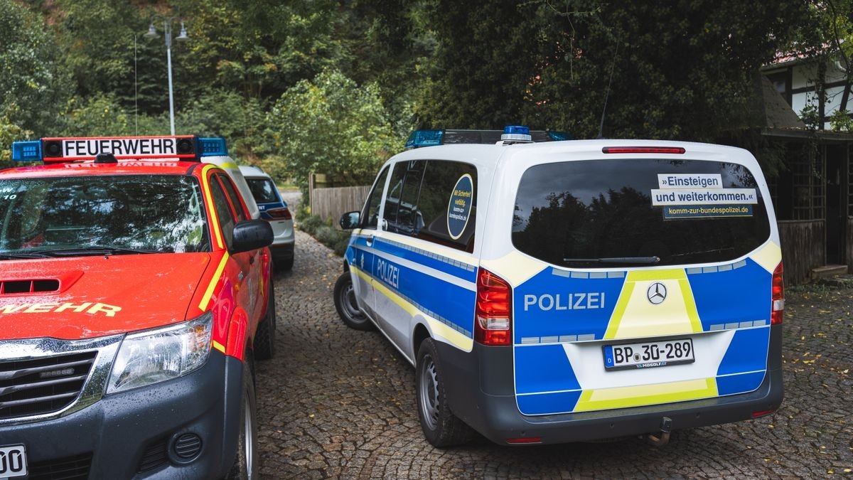 Nach ersten Informationen erfasste eine Regionalbahn kurz nach einer Kurve eine Person.