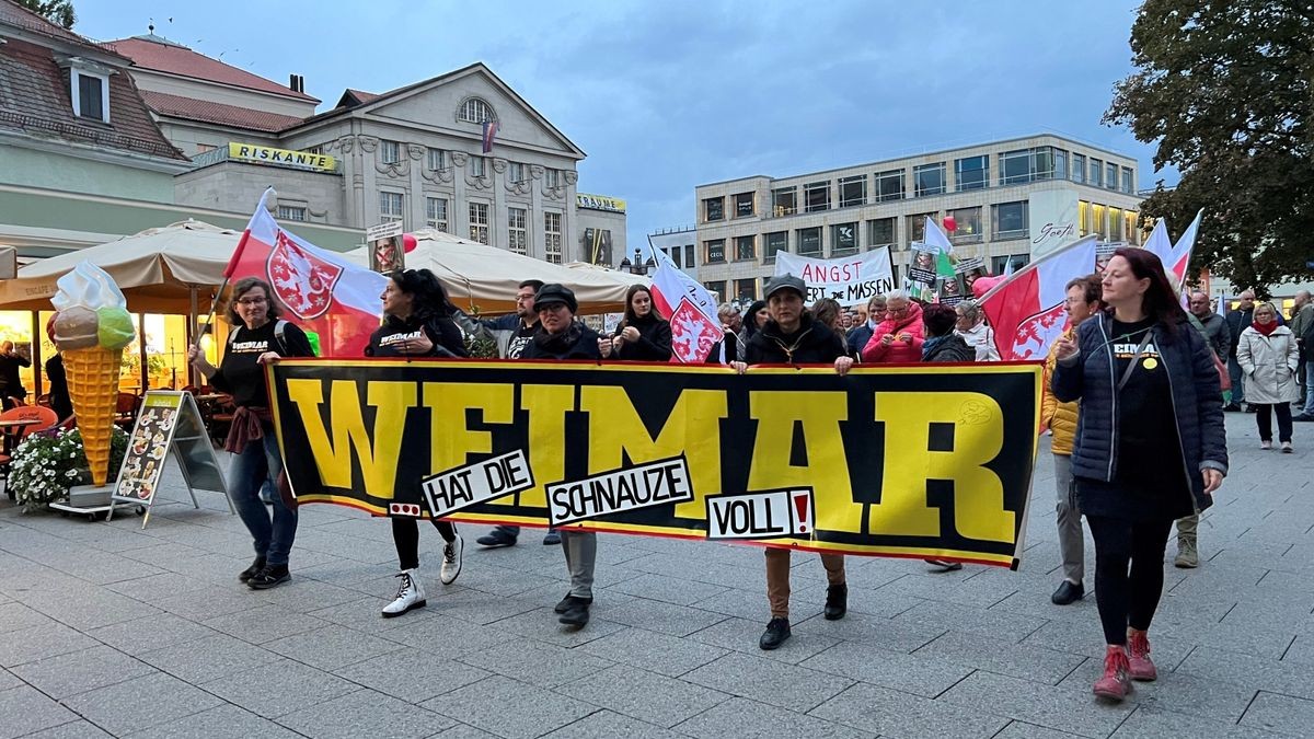 Zur Vorwoche etwa verdreifacht hat sich die Zahl der Teilnehmer an der regierungskritischen Demonstration am Montagabend in Weimar. Mit Schildern, Transparenten und Fahnen zogen die Menschen vom Theaterplatz aus durch die Innenstadt. „Das Leben muss bezahlbar bleiben“ war da etwa zu lesen, „Ich steh auf Sahra W.“ oder „Mehr Licht“.