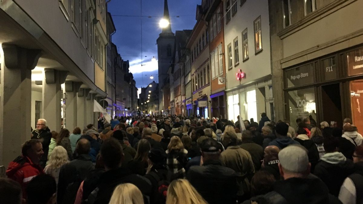 Die Polizei begleitete den Zug mit Einsatzwagen und Beamten zu Fuß.