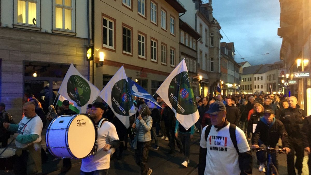 Wie schon in den Vorwochen wurde die Masken- und Impfpflicht angesprochen und dagegen protestiert.