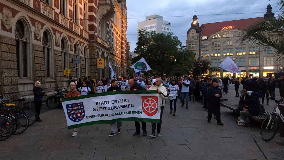 Die Corona-Politik in Bund und Land ist eines der Themen, dass die vielen Teilnehmer der neuerlichen Demonstration am Montagabend durch die Erfurter Innenstadt aufgriffen. 