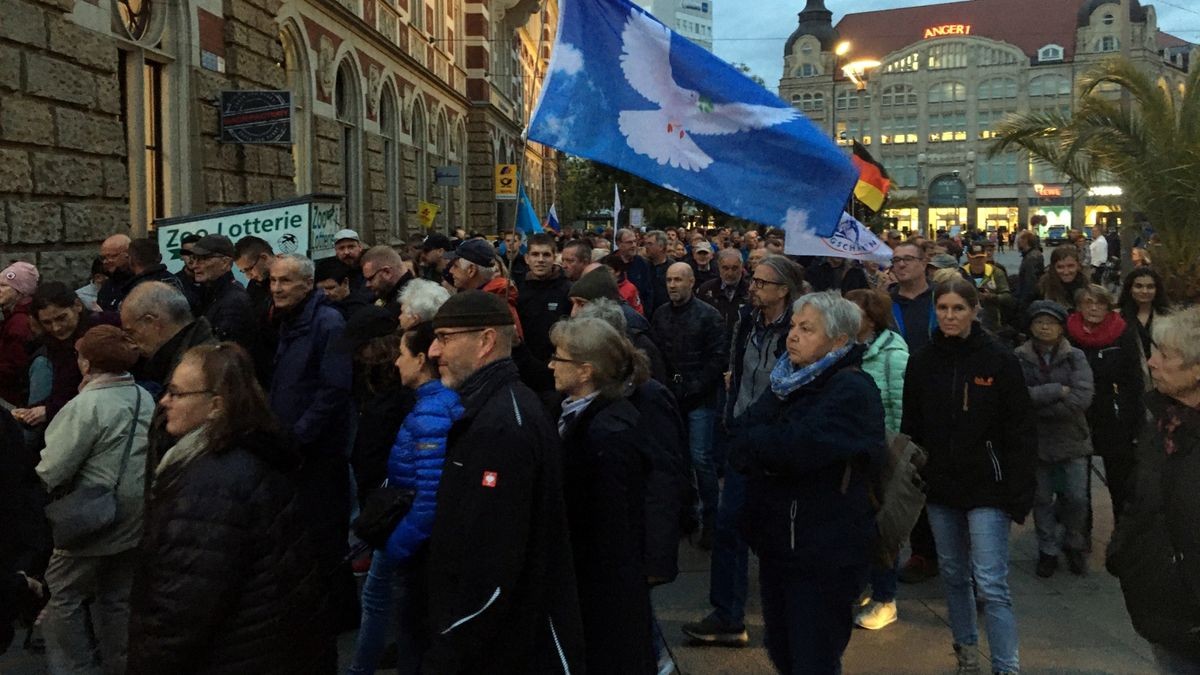 Demonstranten in Erfurt laufen an der Post vorbei in Richtung Marktstraße.