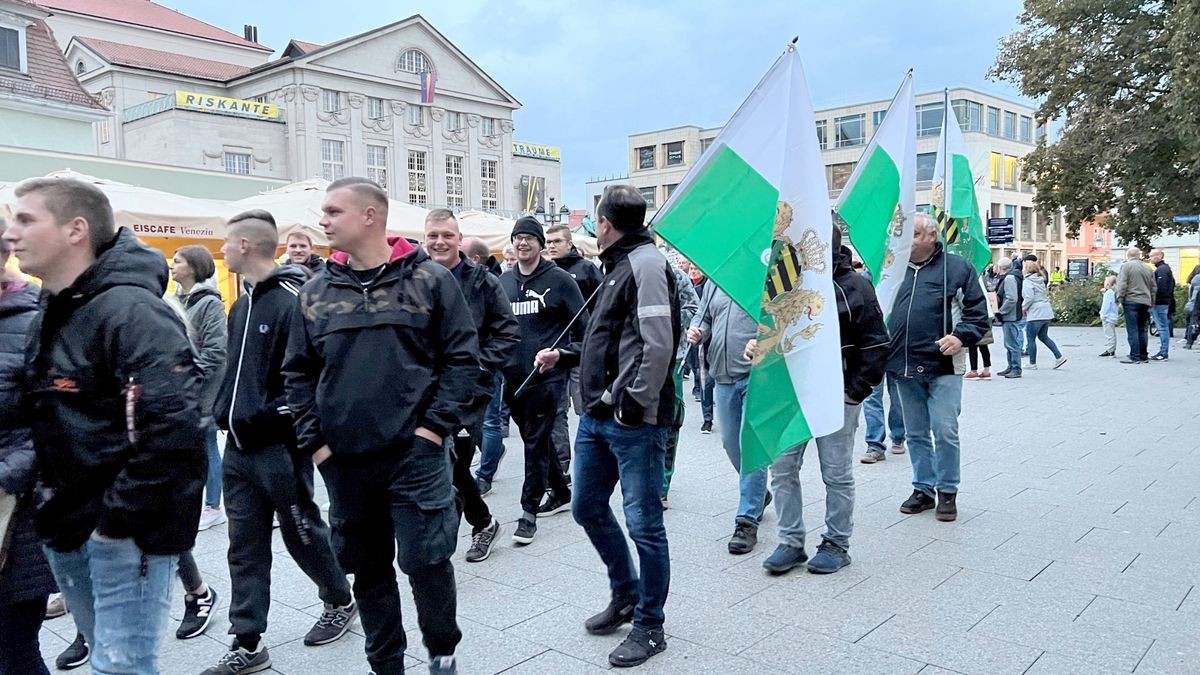 Etwa 1600 Menschen demonstrierten am Montag, 26. September 2022, in der Weimarer Innenstadt gegen die Energie-, die Russland- und die Corona-Politik.