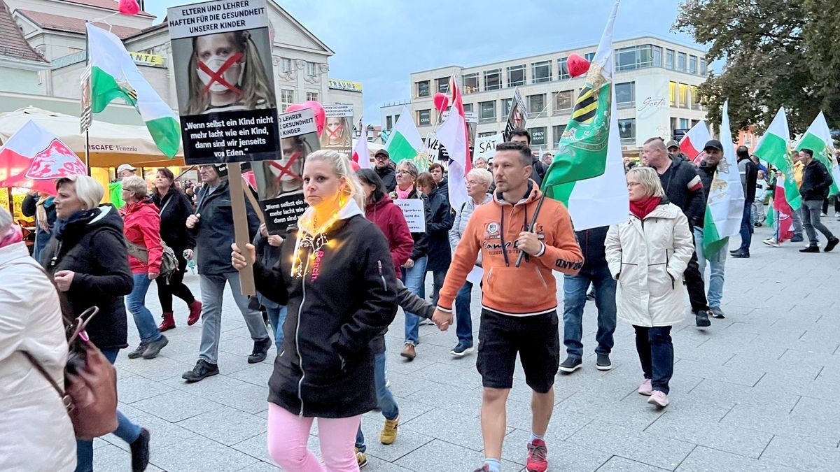 Etwa 1600 Menschen demonstrierten am Montag, 26. September 2022, in der Weimarer Innenstadt gegen die Energie-, die Russland- und die Corona-Politik.