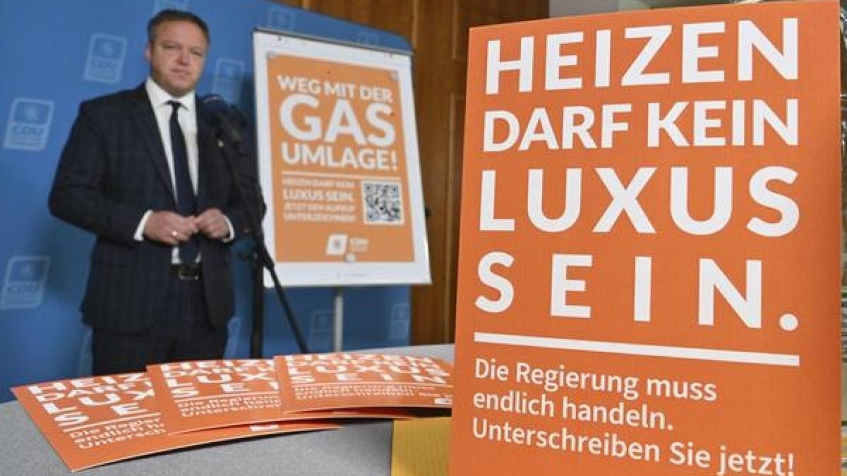 Mario Voigt, CDU-Landeschef in Thüringen, spricht vor einem Plakat mit der Aufschrift 