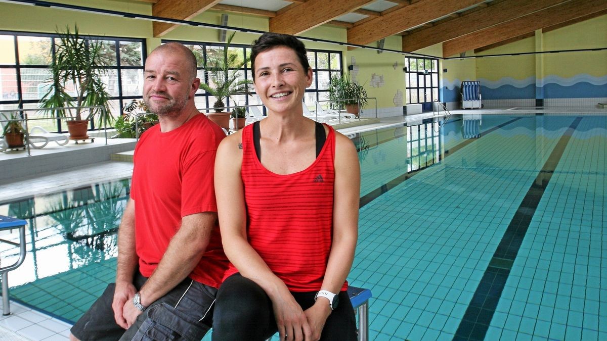 Thomas Fitze vom Vorstand des Infrastrukturvereins, der das öffentliche Schwimmen im Seilerbad absichert, und Ellen Jönsson, Lehrerin an der Thepra-Grundschule Bad Langensalza.