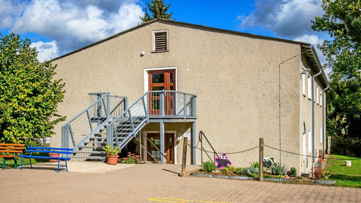 Blick auf das gegenwärtige Gebäude der Grundschule in Klettenberg. Früher gehörte es zur Kaserne der Grenztruppen.