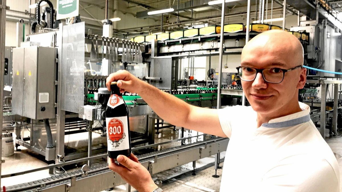 Geschäftsführer Carsten Schütz mit dem Jubiläumsbier 300 Jahre Glockenguss Apolda.