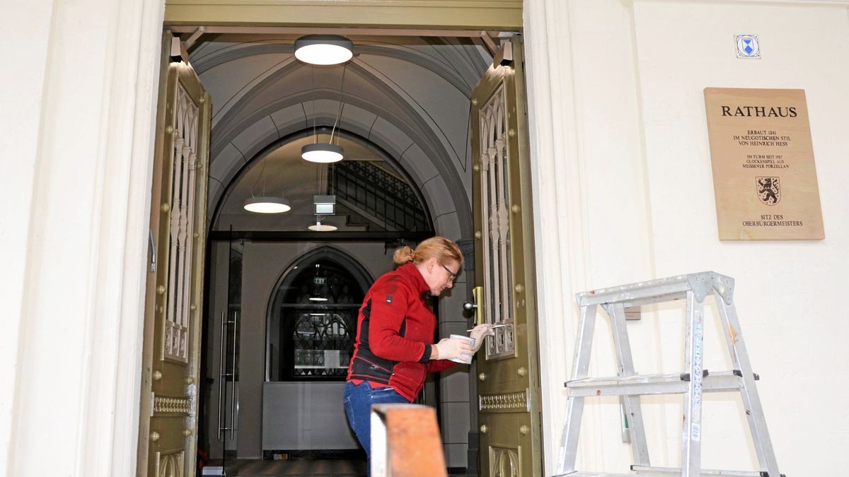 Bei den letzten Pinselstriche an der Eingangstür des historischen Rathaus in Weimar legt hier Kati Zastrau, Chefin der Firma Holz-Zastrau aus Wernburg, Hand an.