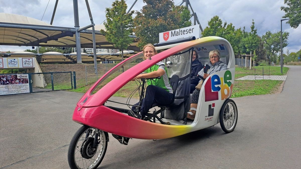 Rosemarie Meitzner nutzte das Angebote der Malteser und  von Bike Taxi Erfurt und ließ sich eine Stunde an der Gera entlang fahren. Gernot Gräbner und sie erzählten dabei mit Lena Kropp vom Projekt „Agathe