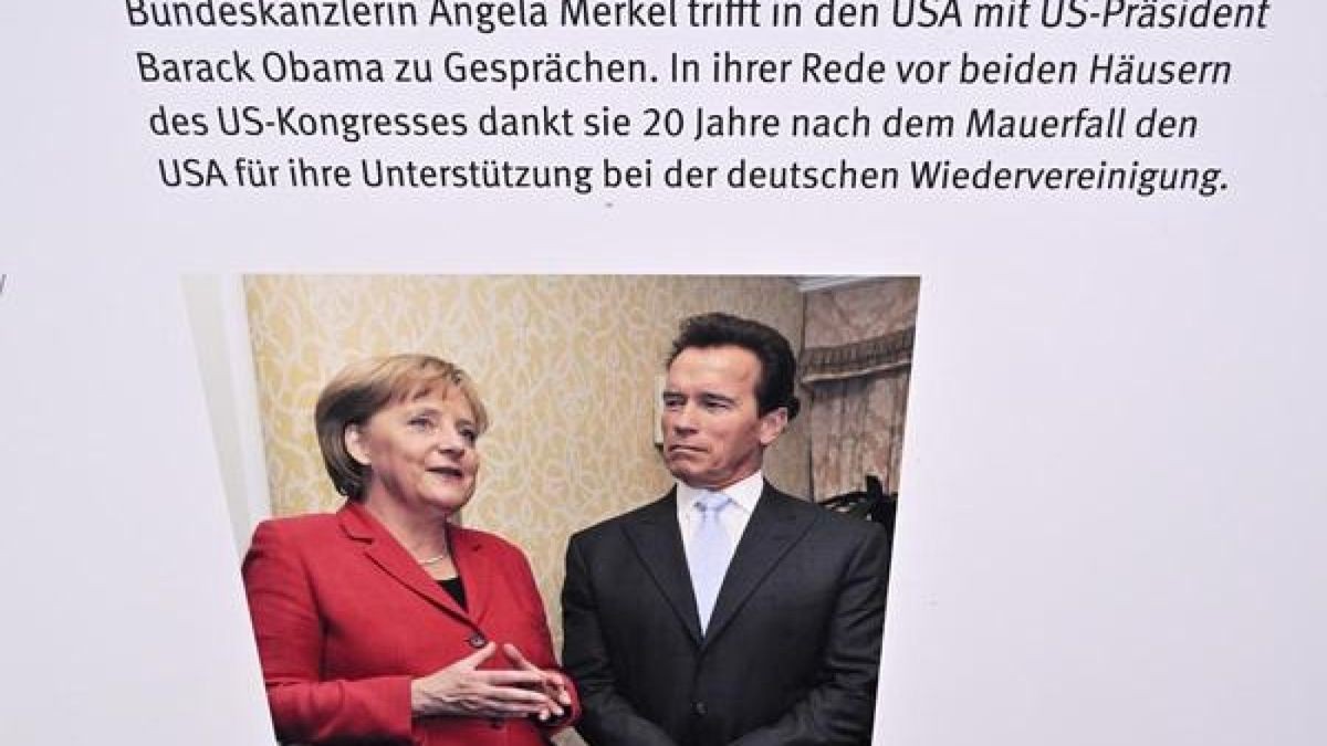 In eine Zeitstrahl-Ausstellung von 1989/1990 bis zur Gegenwart im Rahmen der Feierlichkeiten zum Tag der Deutschen Einheit ist auf dem Domplatz ein Foto aus dem Jahr 2009 mit Bundeskanzlerin Angela Merkel und Arnold Schwarzenegger zu sehen, der Text über dem Bild berichtet allerdings davon, wie Merkel Barack Obama trifft.